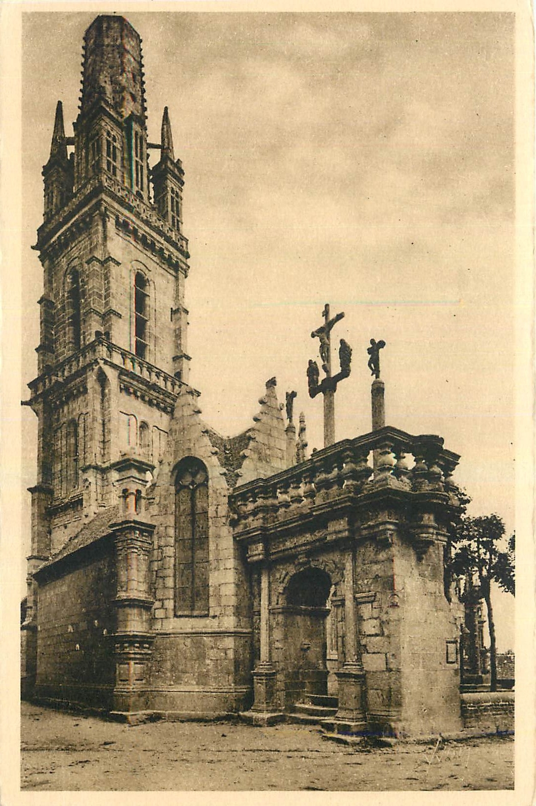 CPA Bretagne Lampaul Finistere l'Arc de Triomphe et l'Eglise 