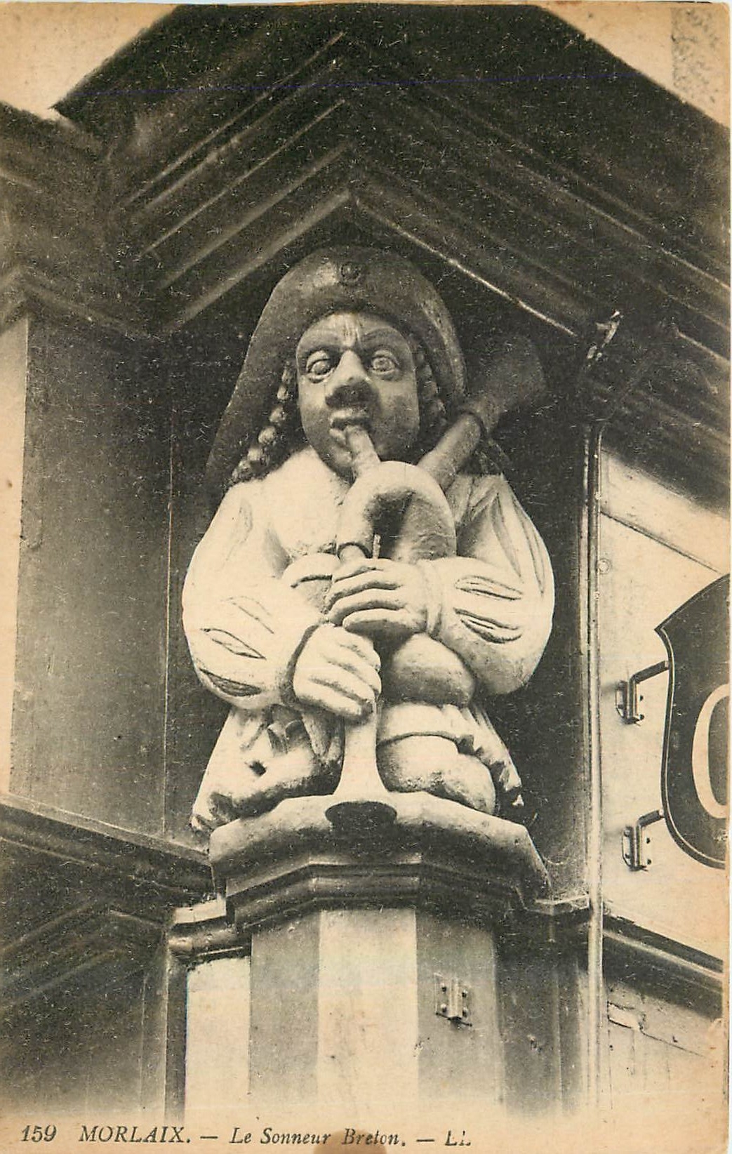 CPA Morlaix Le Sonneur Breton 