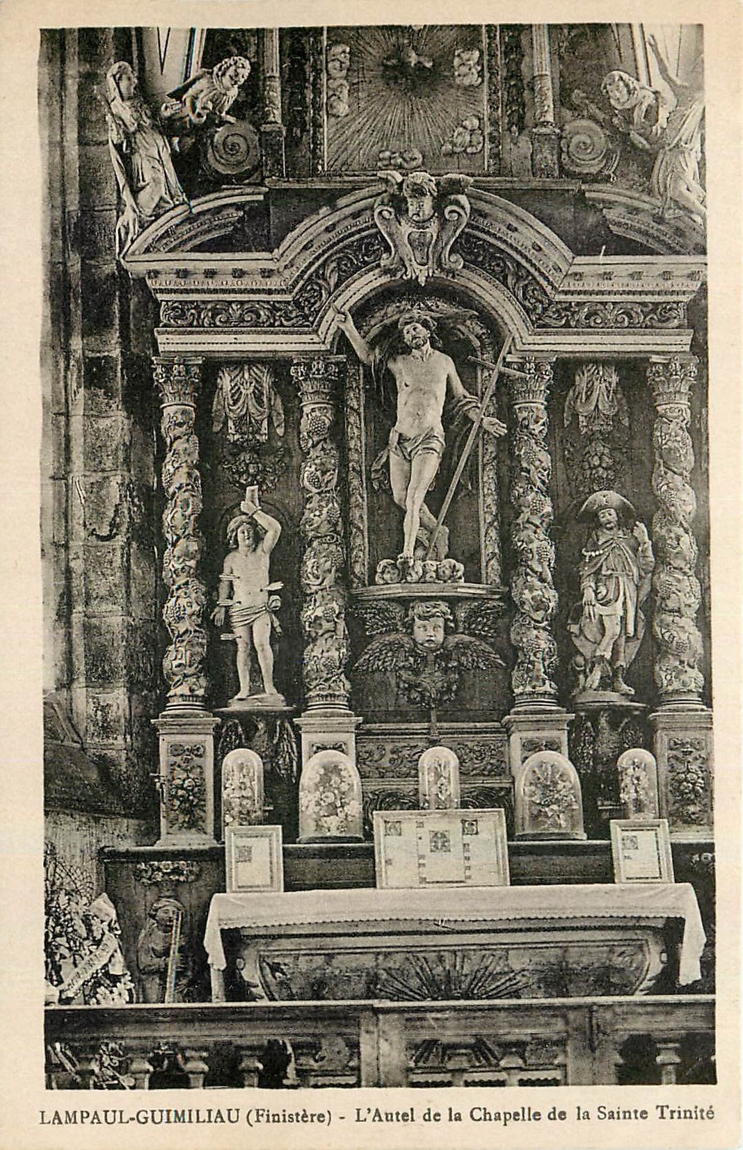 CPA Lampaul Guimiliau Finistere l'Autel de la Chapelle de la Sainte Trinite 