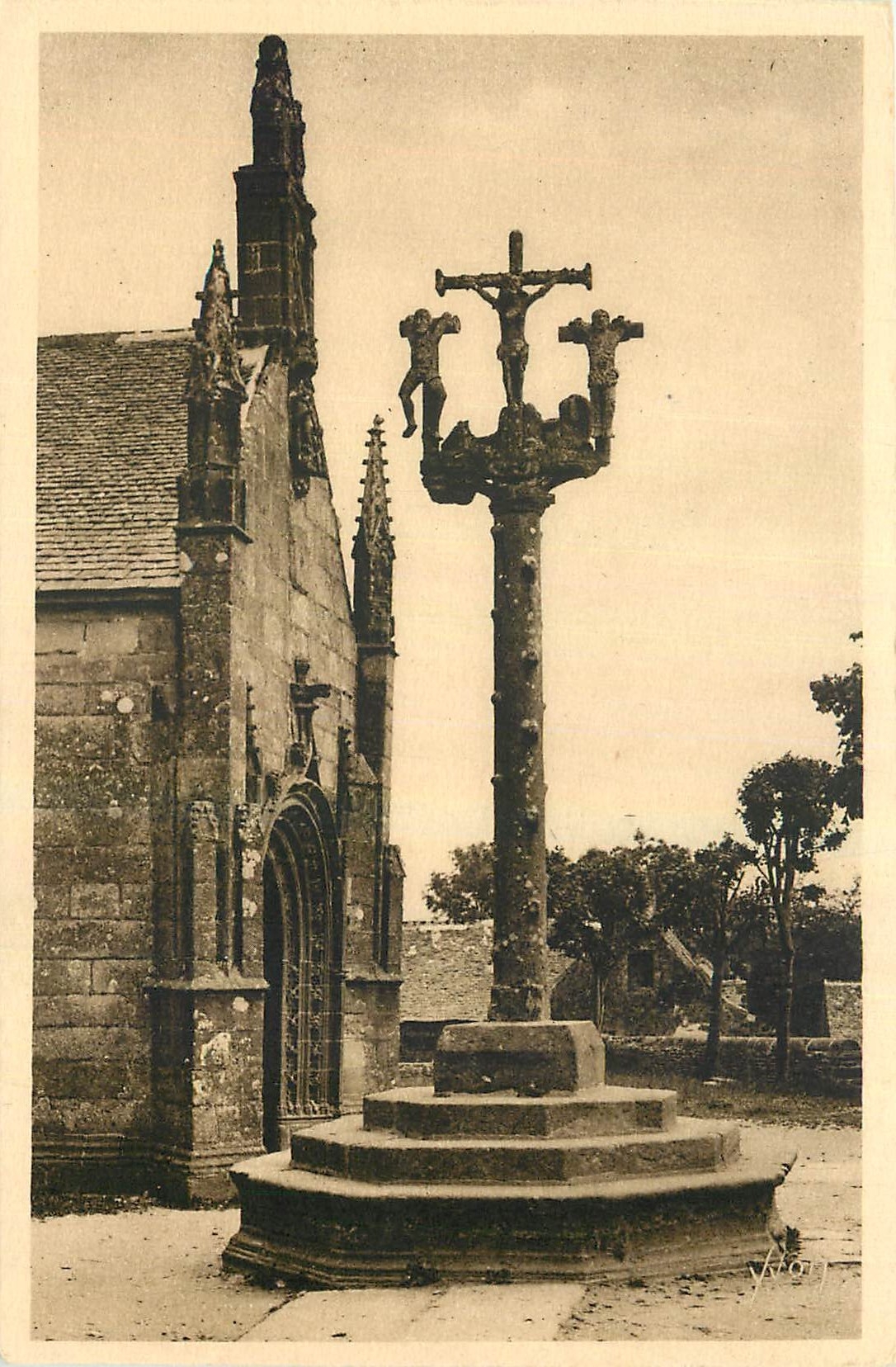 CPA Bretagne Lampaul Finistere Le Calvaire et le Porche 