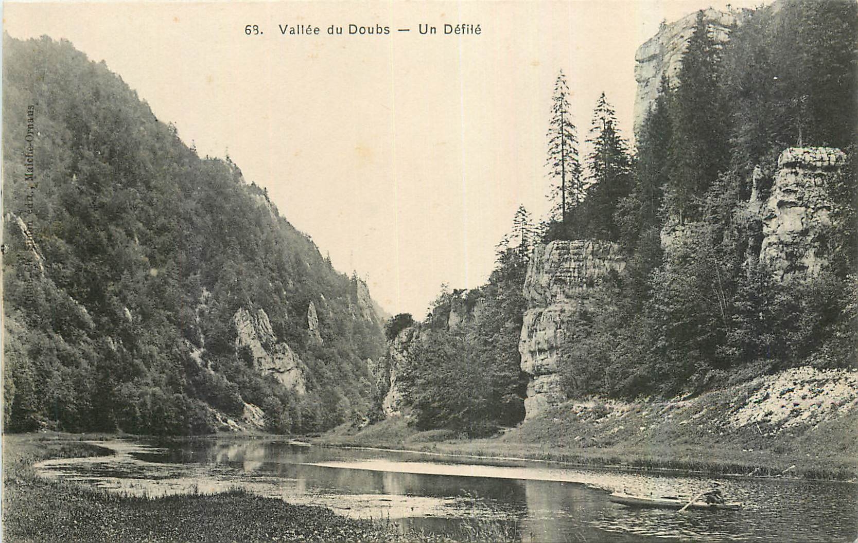 CPA Vallee du Doubs Un Defile 