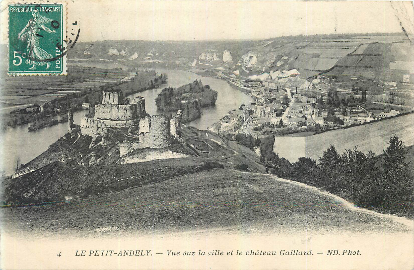 CPA Le Petit andely Vue sur la ville et le chateau Gaillard
