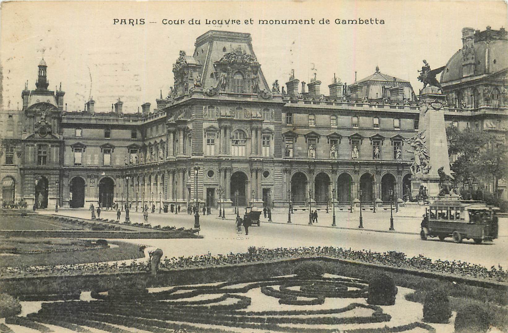 CPA Paris Cour de Louvre et monument de Gambetta