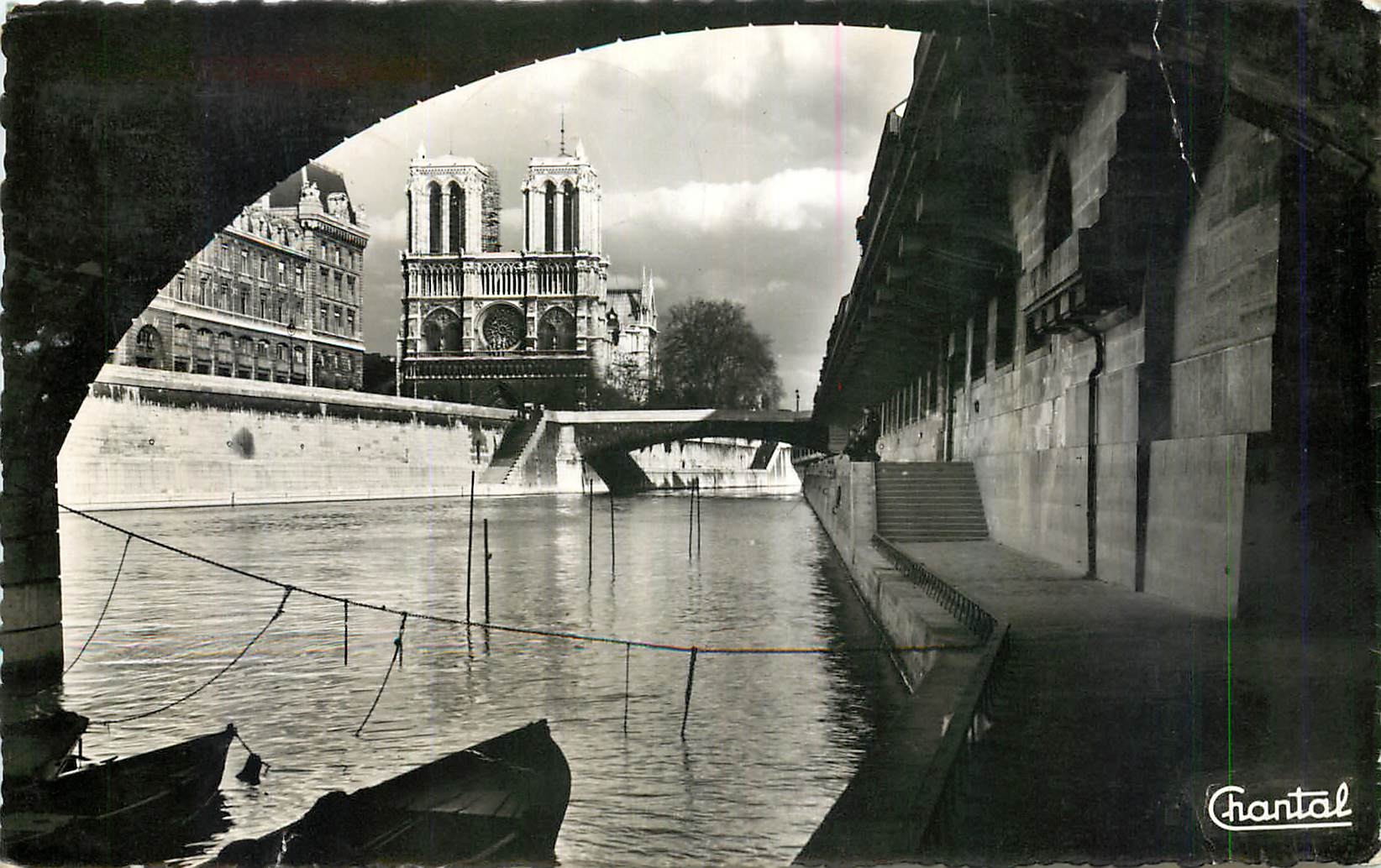 CPM Paris Promenade sous les Ponts