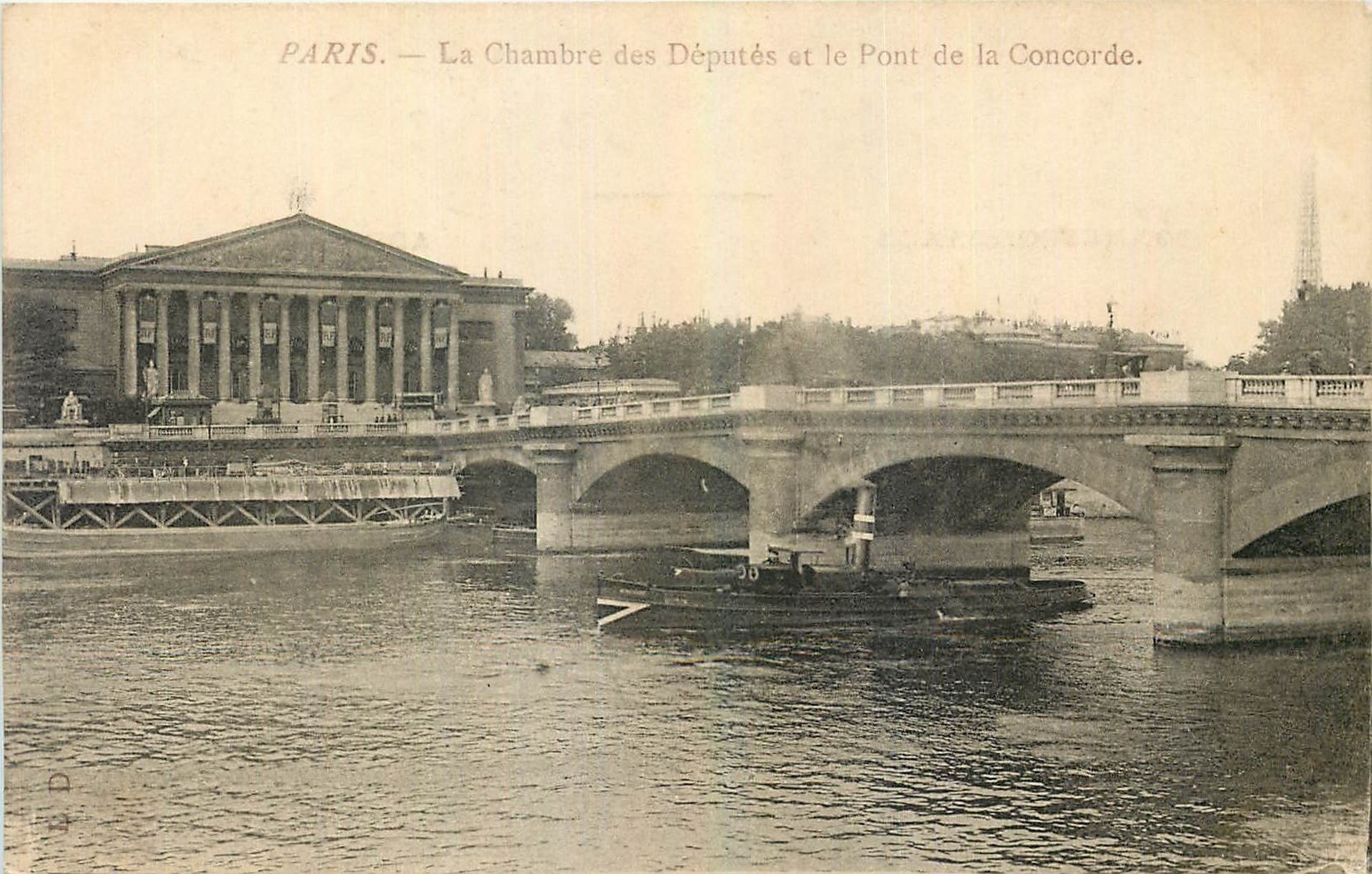 CPA Paris La Chambre des Deputes et le Pont de la Concorde Bateau Tour Eiffel