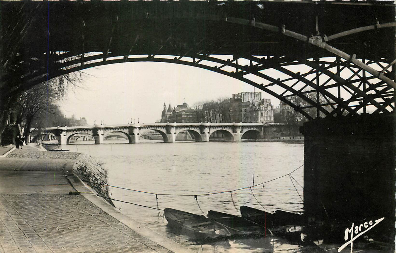 CPA Sous les Ponts de Paris Le Pont Neuf vu du Pont des Arts