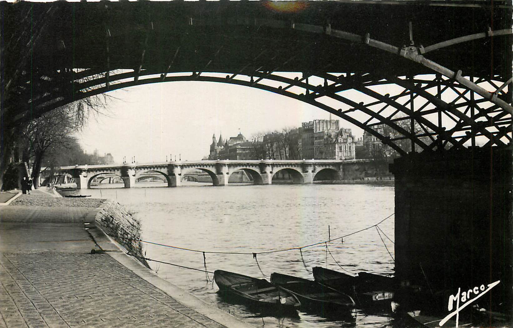 CPA Sous les Ponts de Paris Le Pont Neuf vu du Pont des Arts
