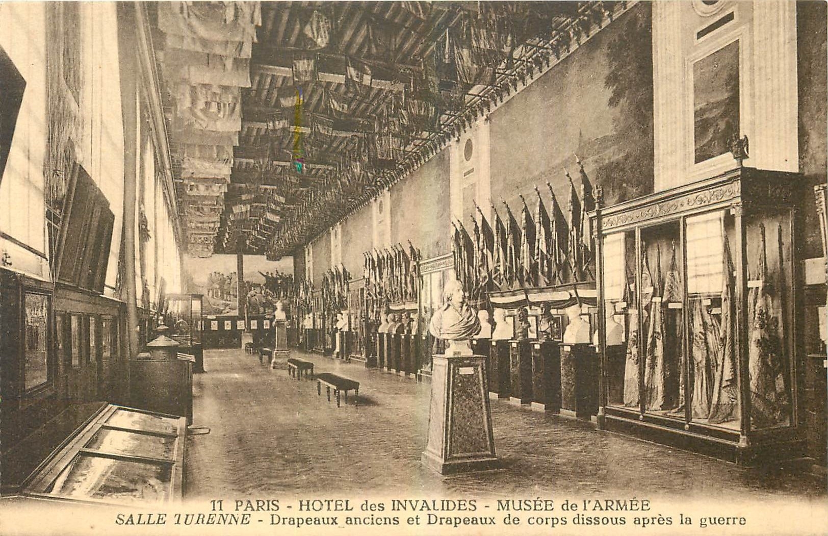 CPA Paris Hotel des Invalides Musee de l'Armee Salle Turenne Drapeaux anciens et Drapeaux de corps d