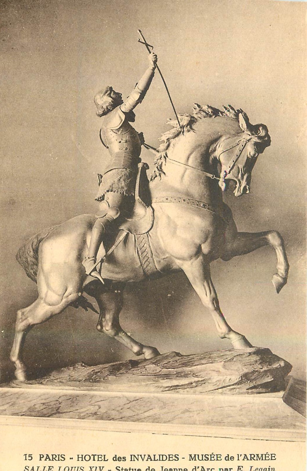 CPA Paris Hotel des Invalides Musee de l'Armee Salle Louis XIV Statue de Jeanne d'Arc