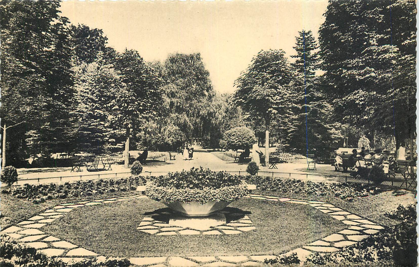 CPA Vittel Dans le Parc Une corbeille de Fleurs 