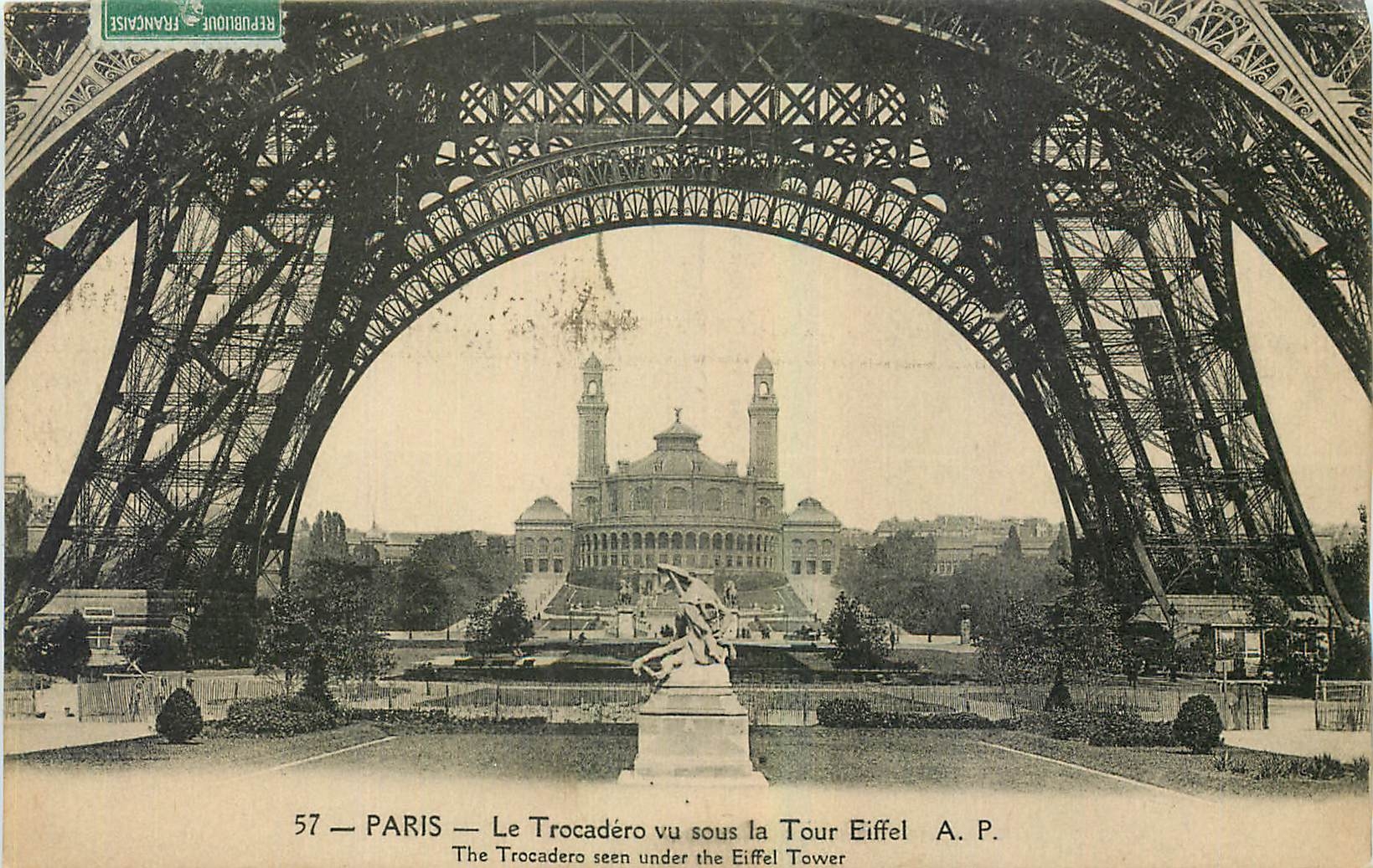 CPA Paris Le Trocadero vu sous la Tour Eiffel