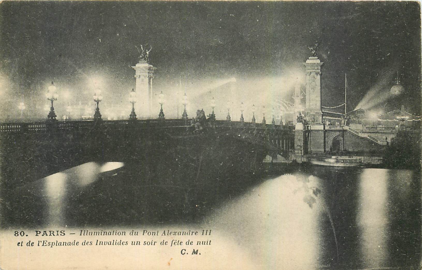 CPA Paris Illumination du Pont Alexandre III et de l'Esplanade des Invalides un soir de fete de nuit