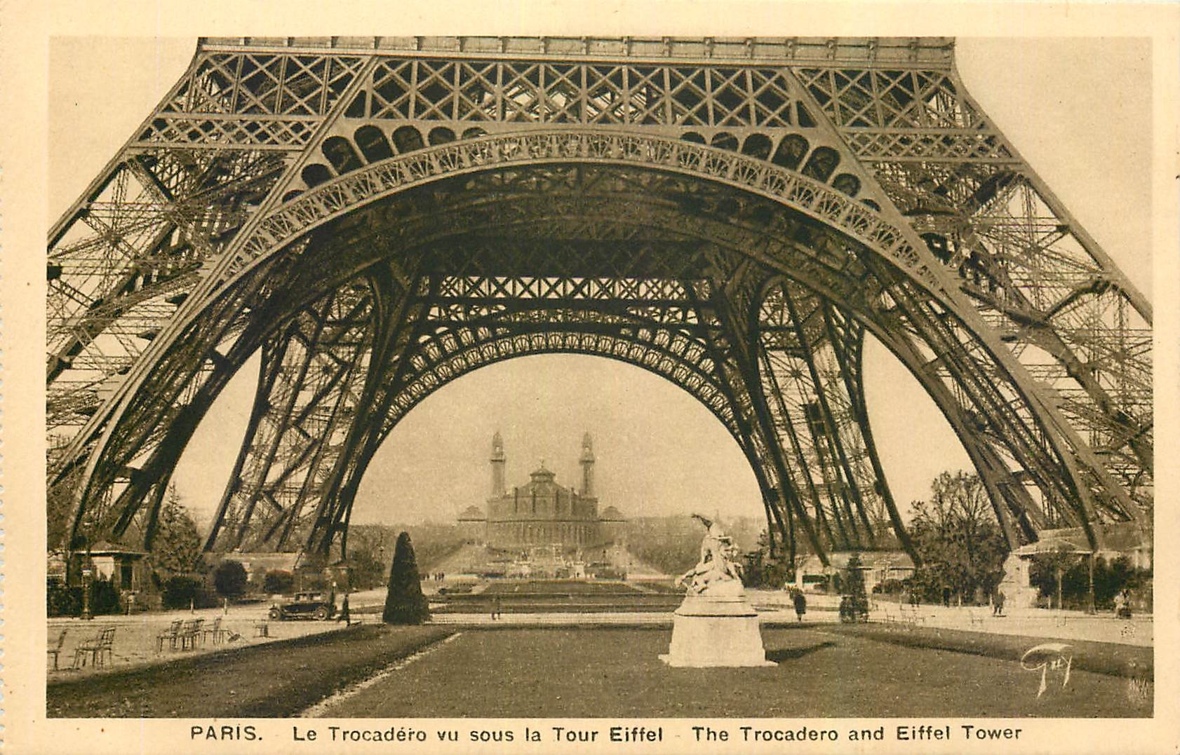 CPA Paris Le Trocadero vu sous la Tour Eiffel