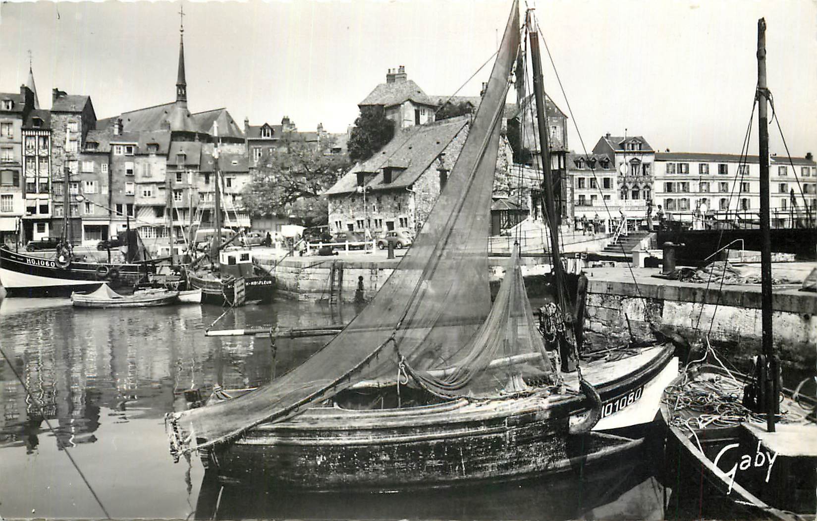 CPM Honfleur Calvados Le Vieux Bassin et la Lieutenance Bateaux de peche
