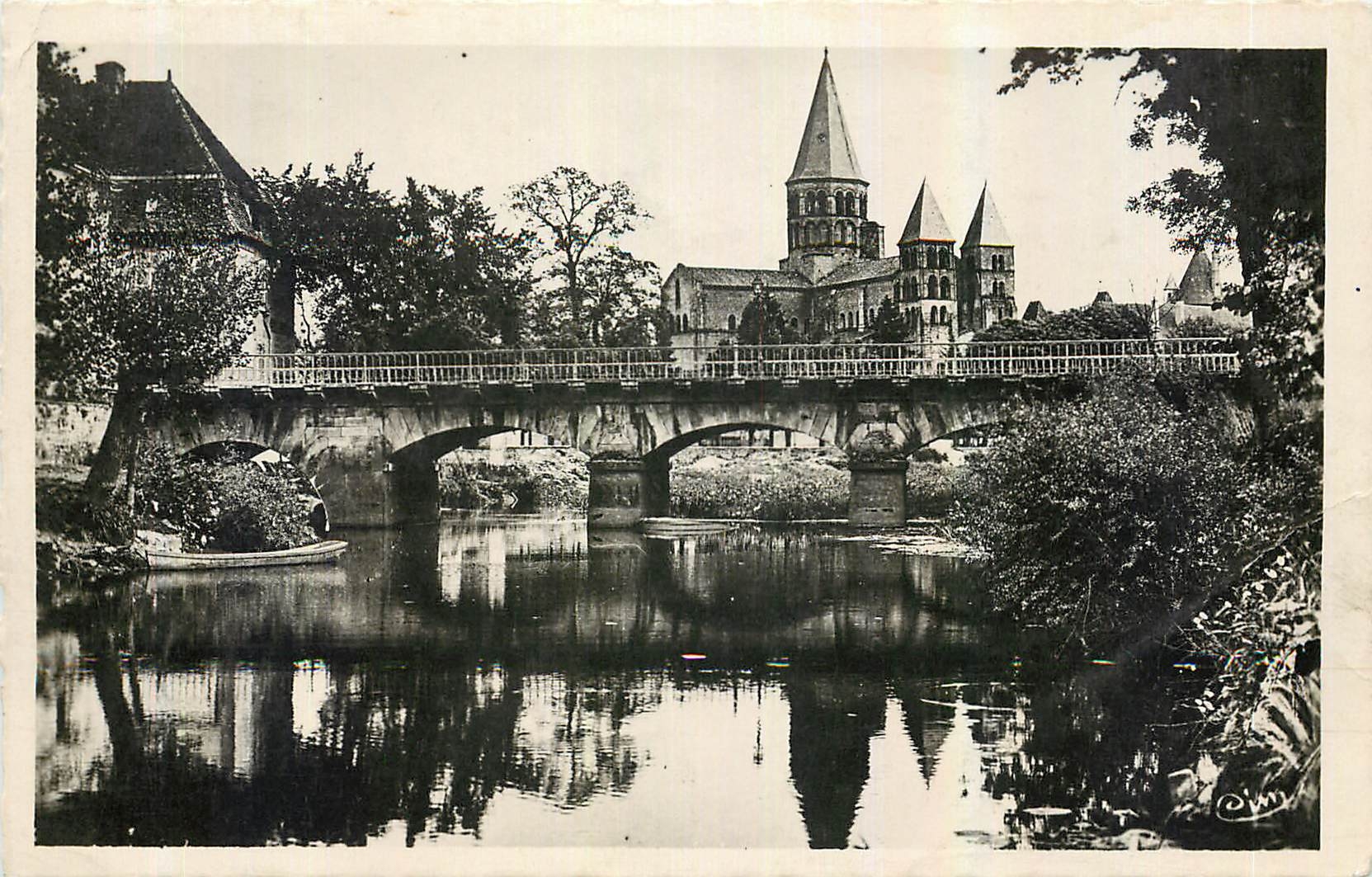 CPA Paray le Monial S et L La Basilique Le Cloitre Le Pont et la Bourbince