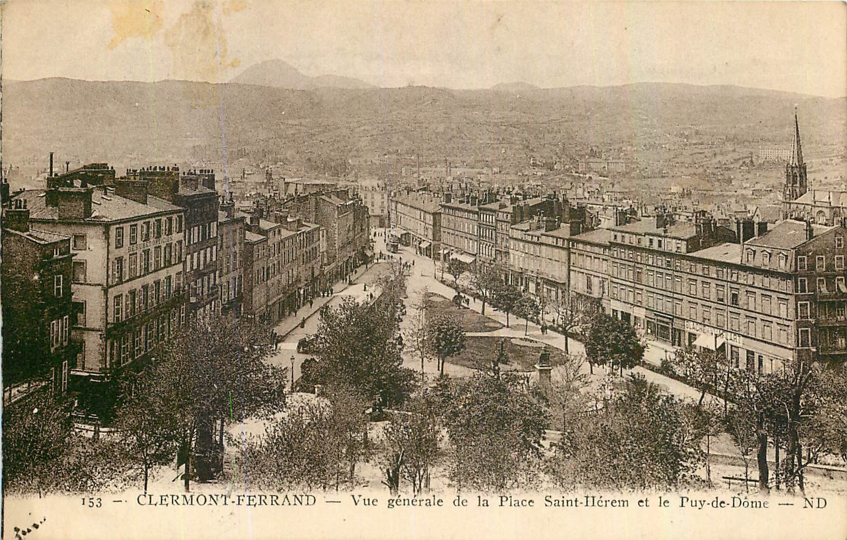 CPA Clermont Ferrand Vue generale de la Place Saint Herem et le Puy de Dome 