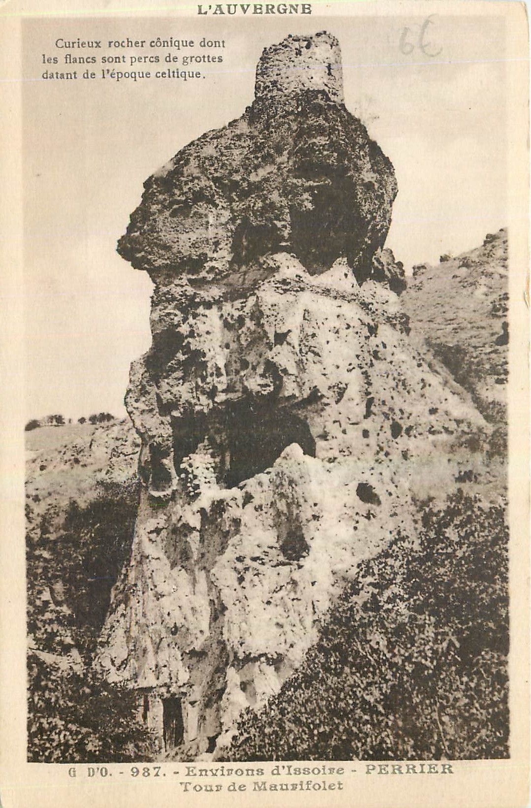 CPA L'Auvergne Environs d'Issoire Perrier Tour de Maurifolet 