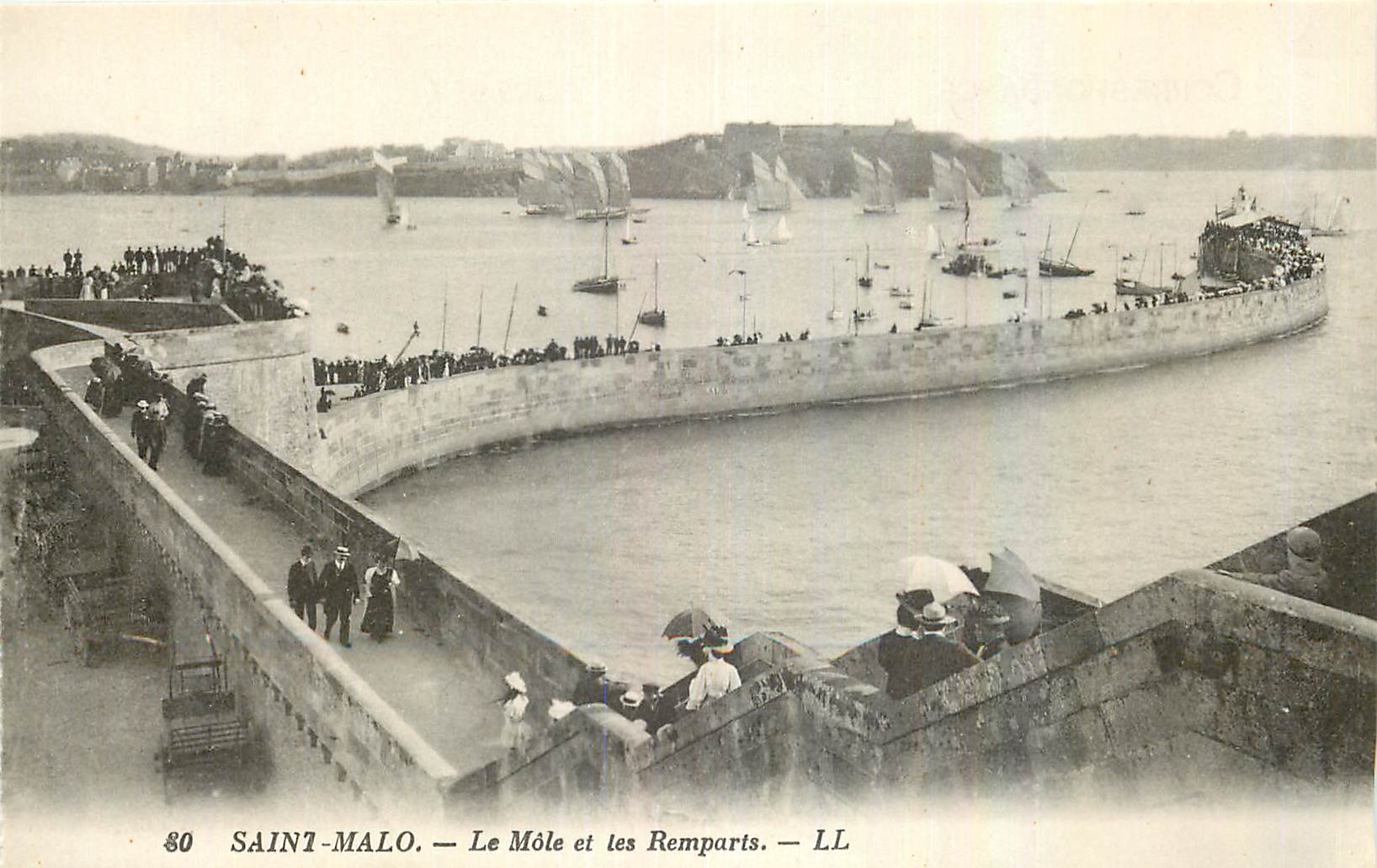 CPA Saint Malo Le Mole et les Remparts 