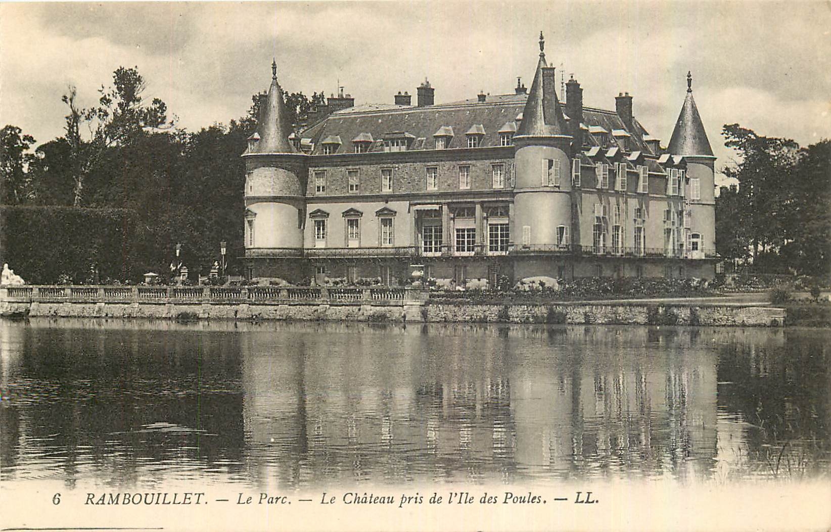 CPA Rambouillet Le Parc Le Chateau pris de l'Ile des Poules 