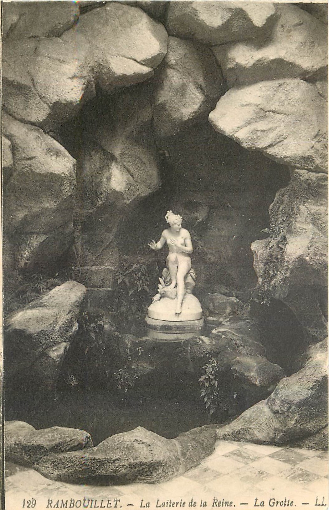 CPA Rambouillet La Laiterie de la Reine La Grotte 