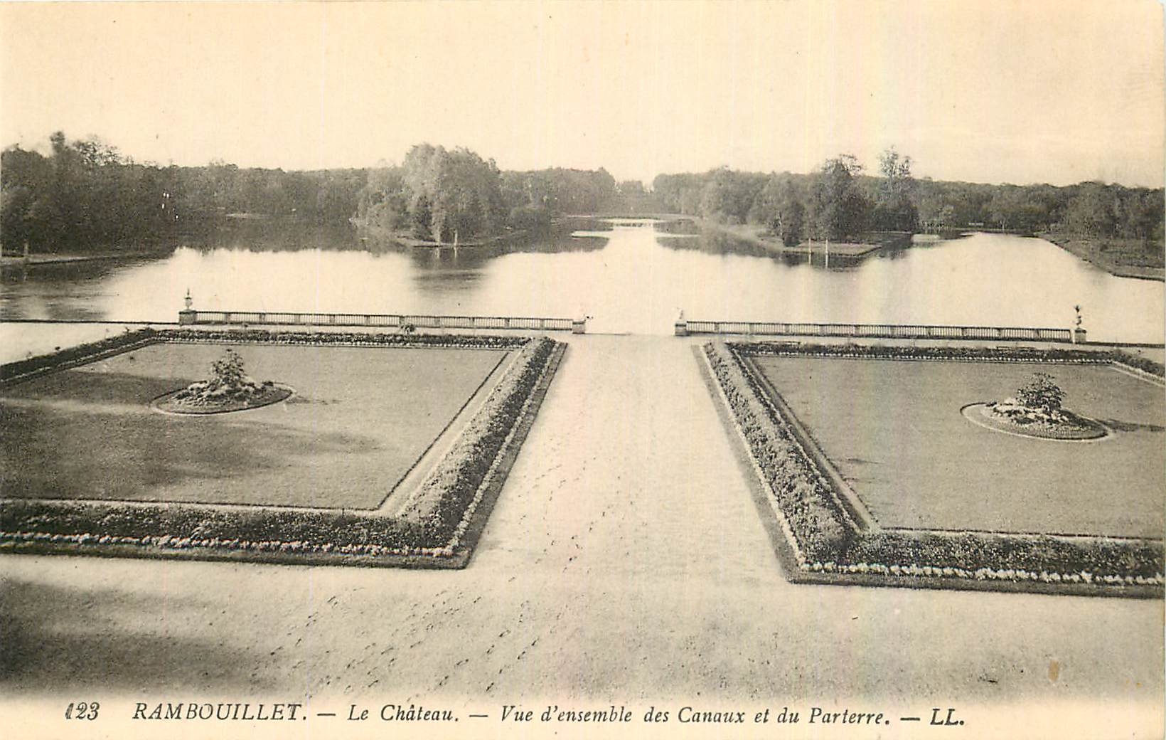 CPA Rambouillet Le Chateau Vue d'ensemble des Canaux et du Parterre 