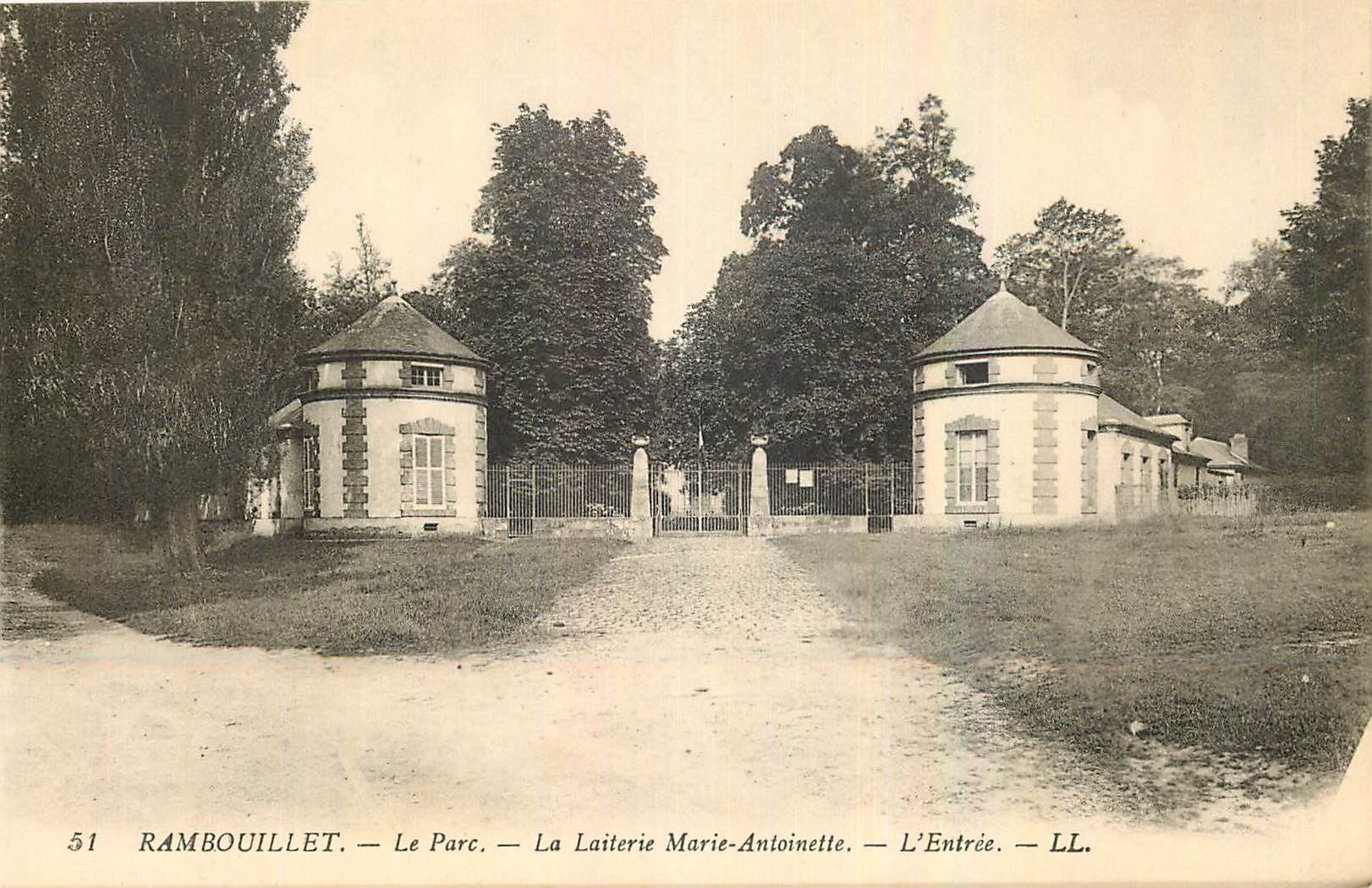 CPA Rambouillet Le Parc La Laiterie Marie Antoinette L'Entree 