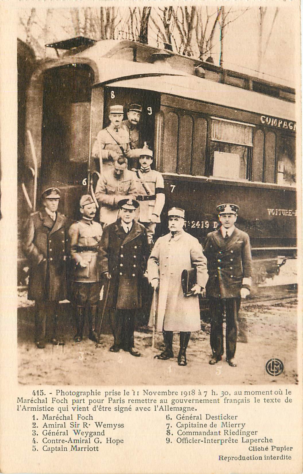 CPA Photographie prise de 11 Novembre 1918 a 7 h 30 au moment ou le Marechal Foch part pour Paris 