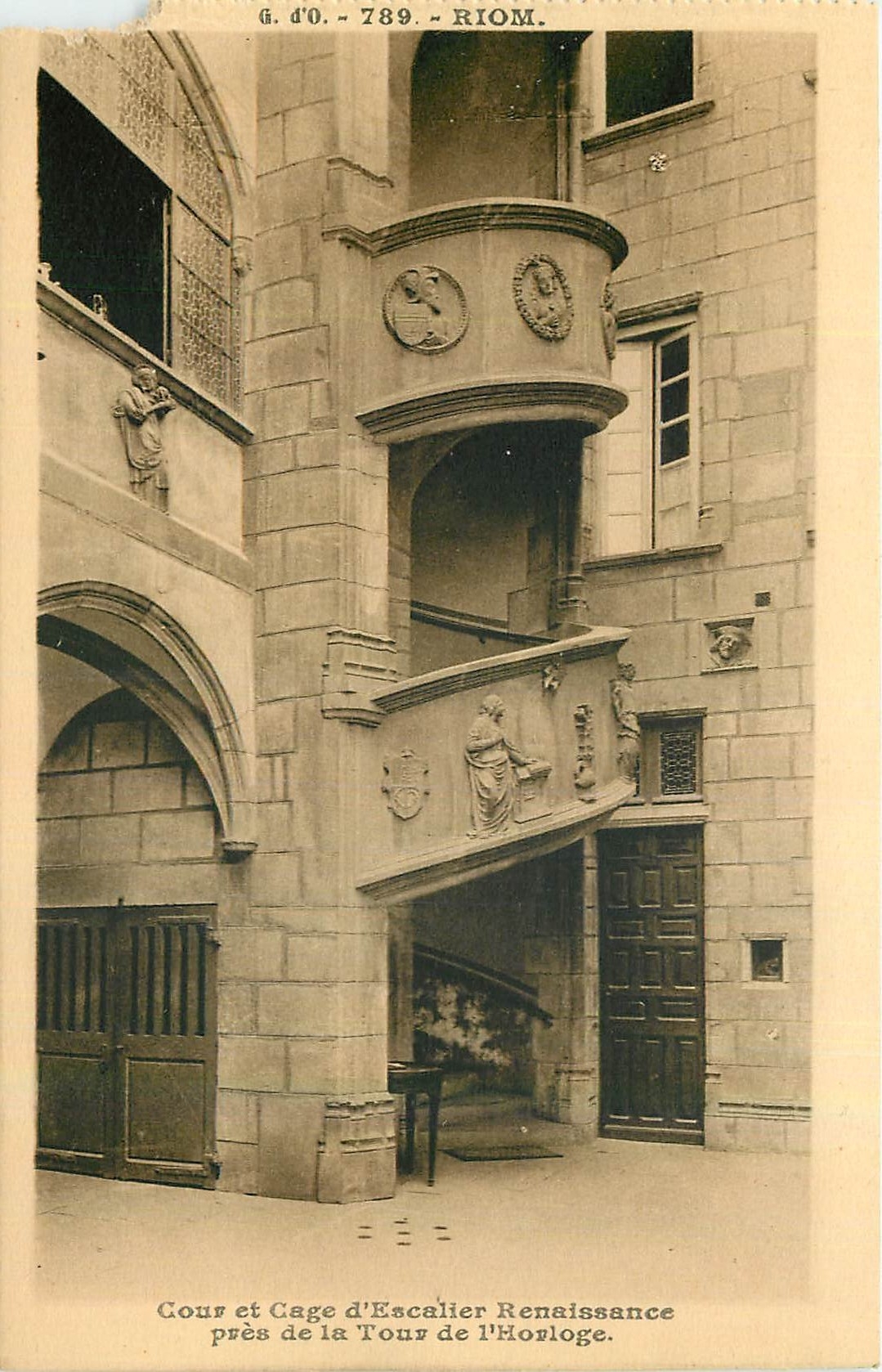 CPA Riom Cour et Cage d'Escalier Renaissance pres de la Tour de l'Horloge 