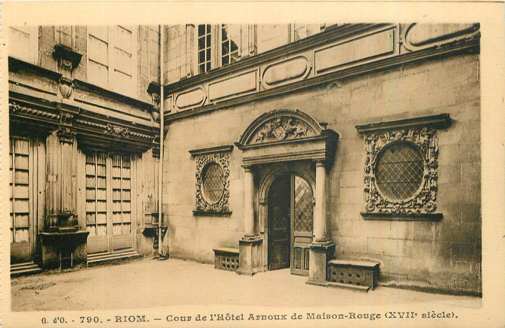 CPA Riom Cour de l'Hotel Arnoux de Maison Rouge 
