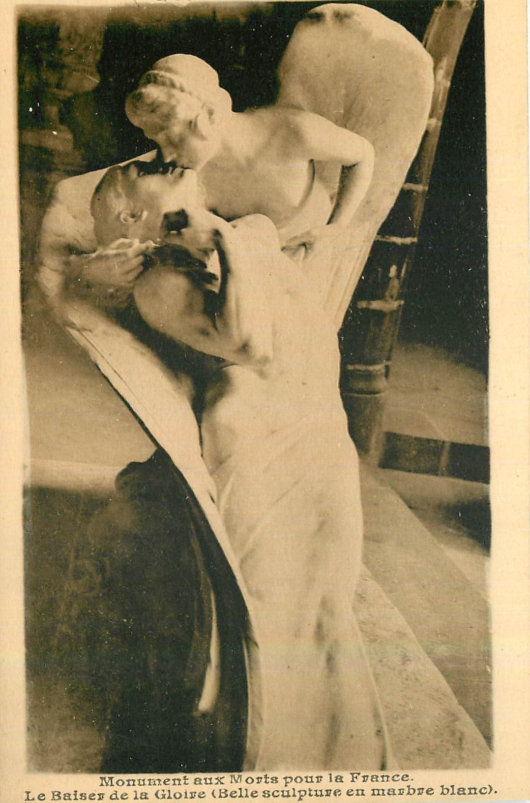 CPA Monument aux Morts pour la France Le Baiser de la Gloire 