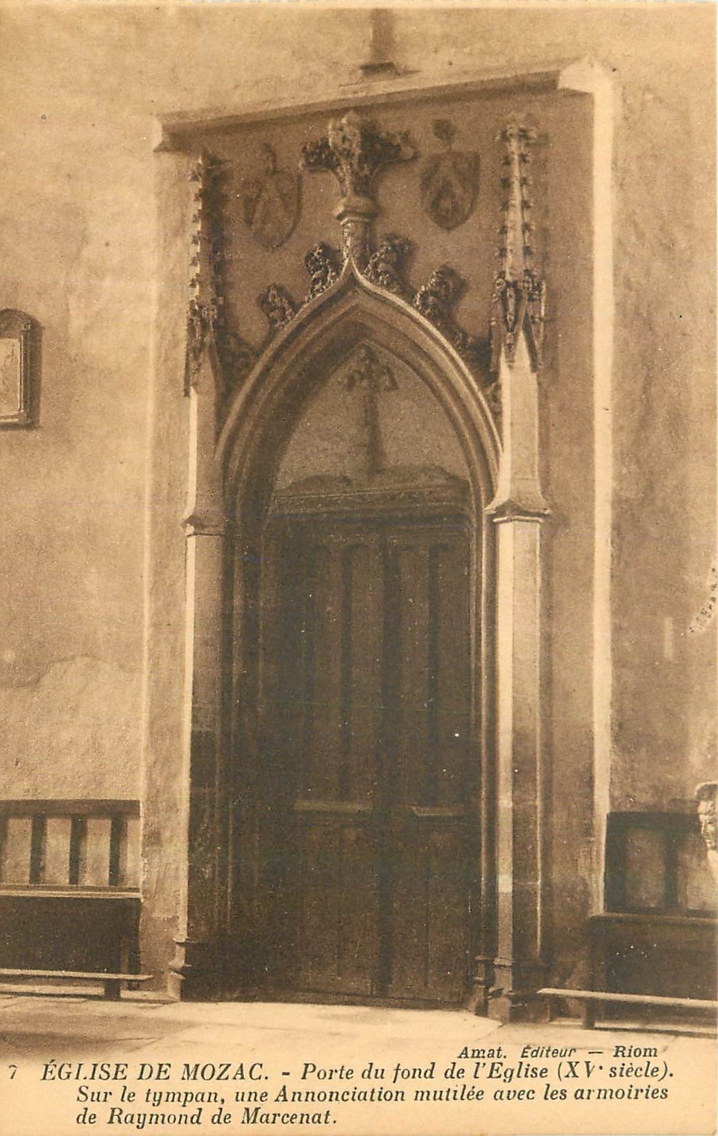 CPA Eglise de Mozac Porte du fond de l'Eglise Sur le Tympan une Annonciation mutilee avec les armoir