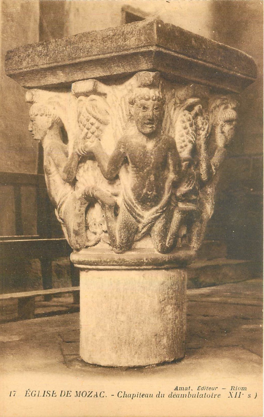 CPA Eglise de Mozac Chapiteau deambulatoire 