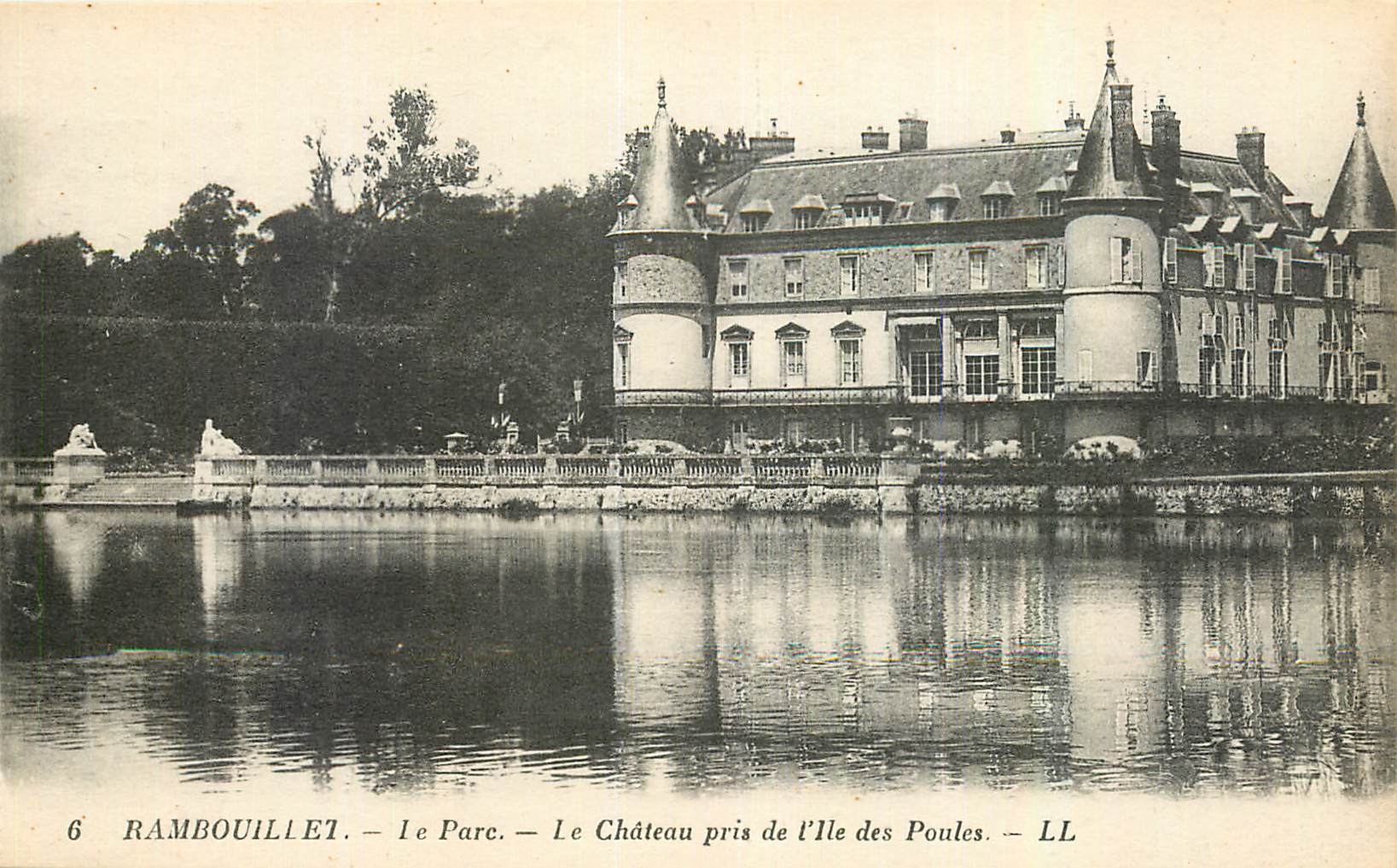 CPA Rambouillet Le Parc Le Chateau pris de l'Ile des Poules 