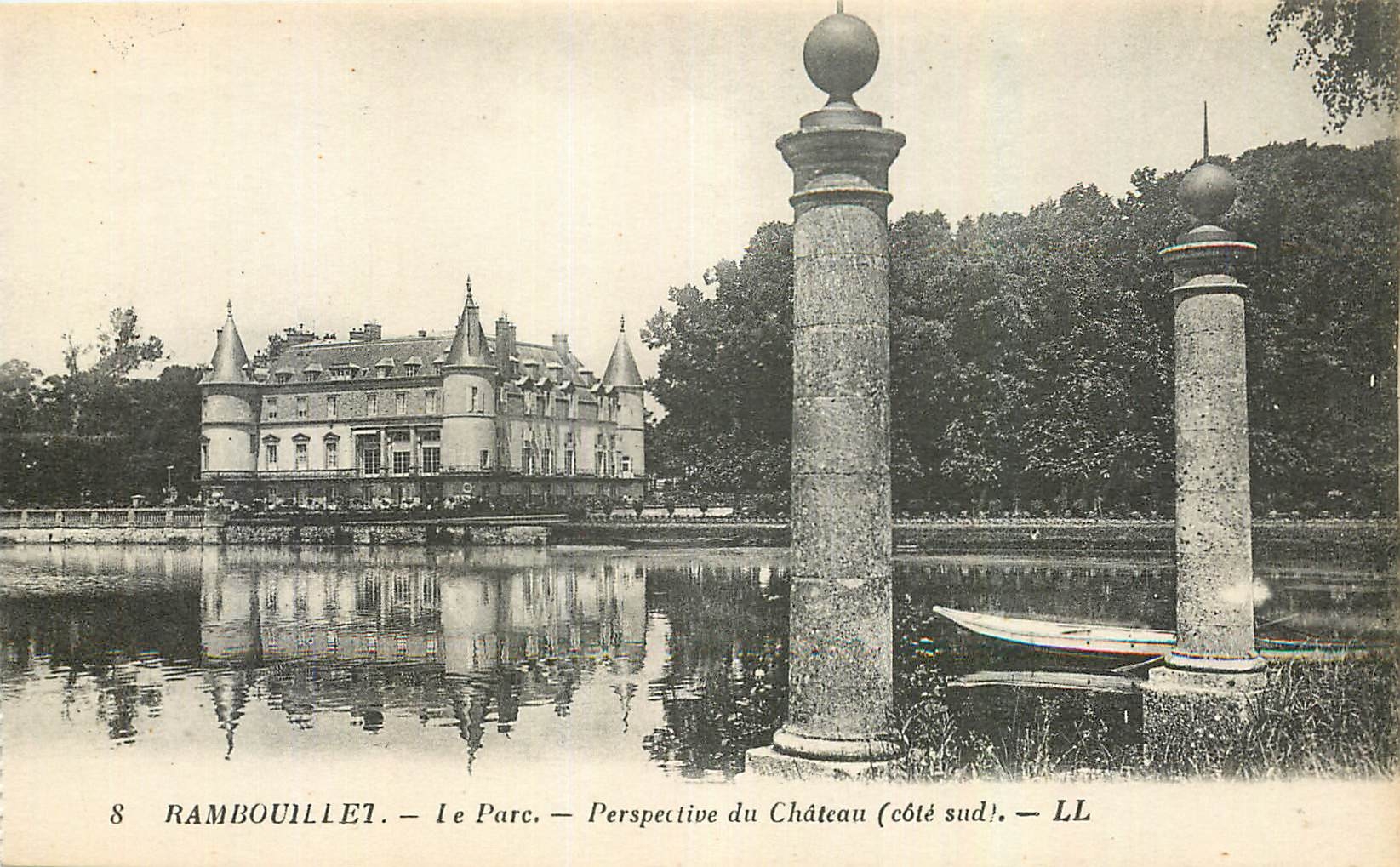 CPA Rambouillet Le Parc Perspective du Chateau cote sud 