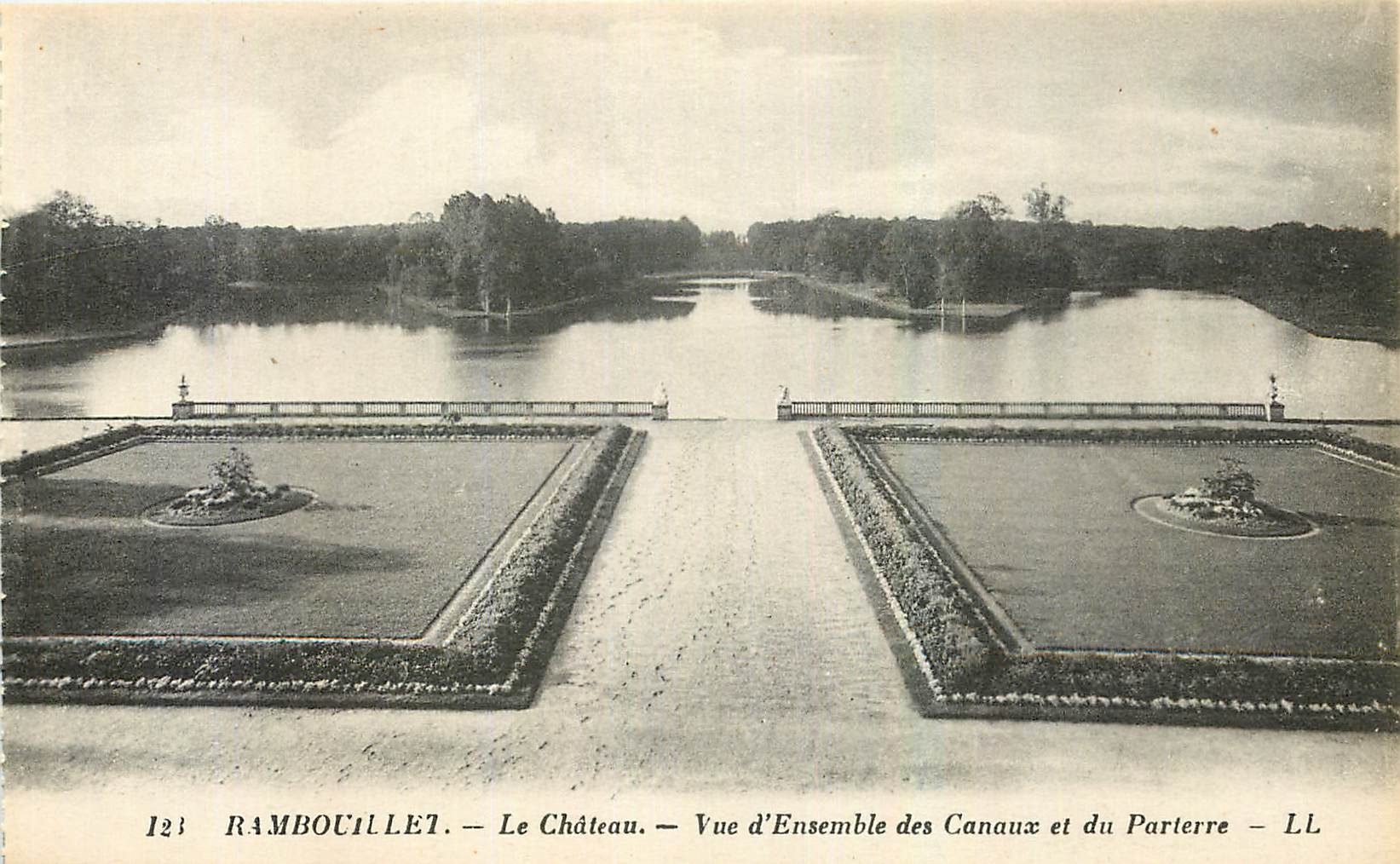CPA Rambouillet Le Chateau Vue d'Ensemble des Canaux et du Parterre 