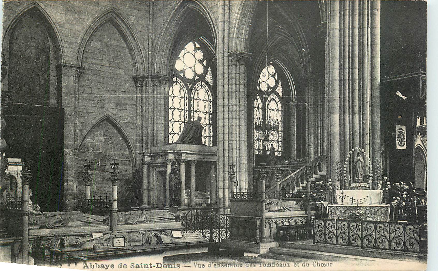 CPA Abbaye de Saint Denis Vue d'ensemble des Tombeaux et du Choeur 