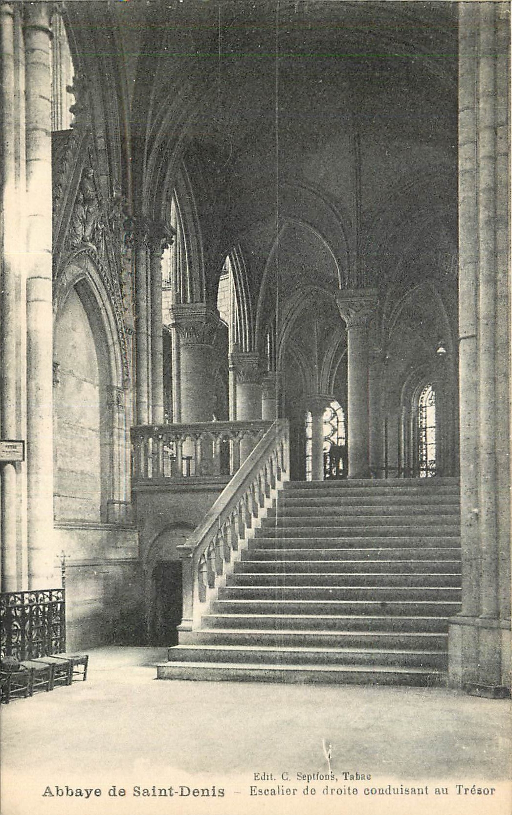 CPA Abbaye de Saint Denis Escalier de droite conduisant au Tresor 
