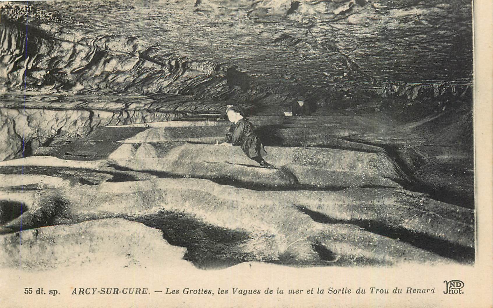 CPA Arcy sur Cure Les Grottes les Vagues de la mer et la Sortie du Trou du Renard 