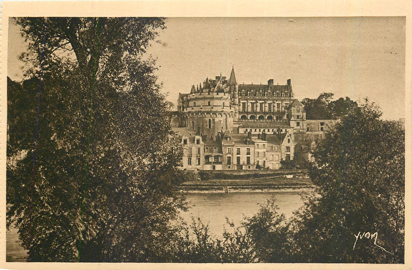 CPA La Douce France Chateaux de la Loire Le Chateau d'Amboise vu des bords de la Loire 