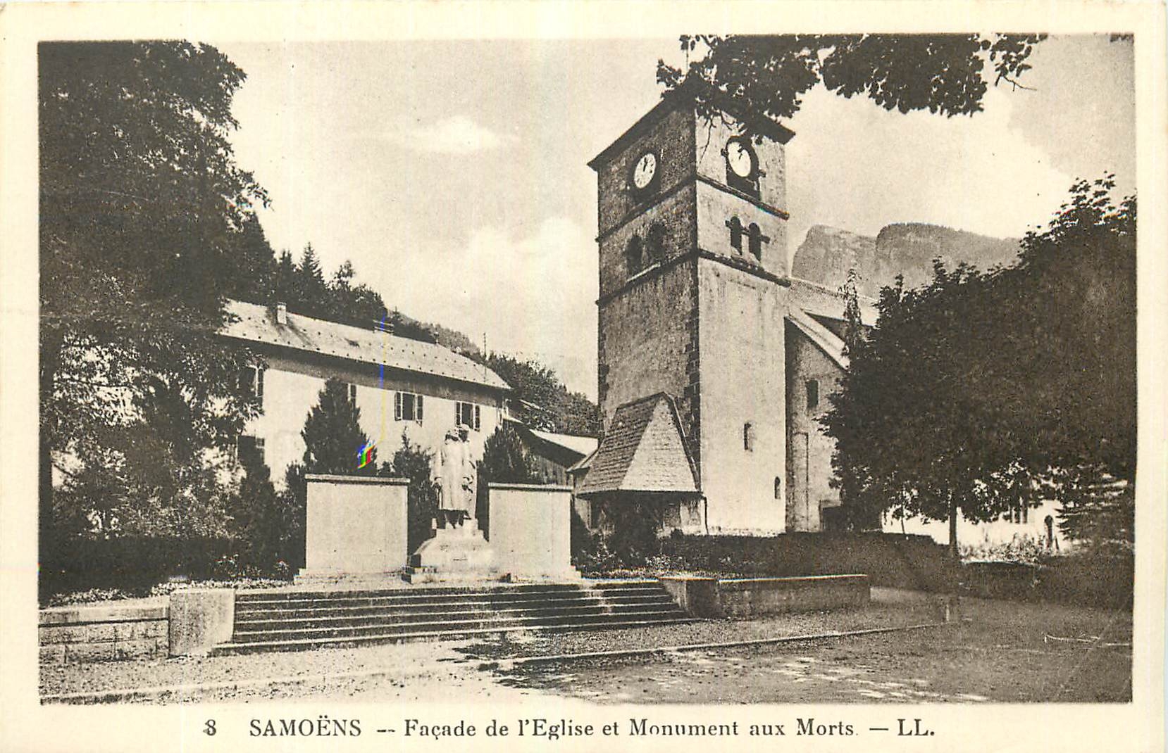 CPA Samoens Facade de l'Eglise et Monument aux Morts 