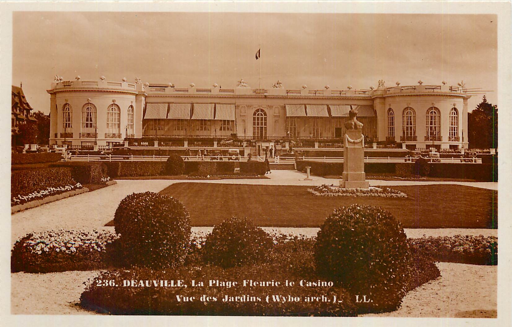 CPA Deauville La Plage Fleurie le Casino Vue des Jardins 