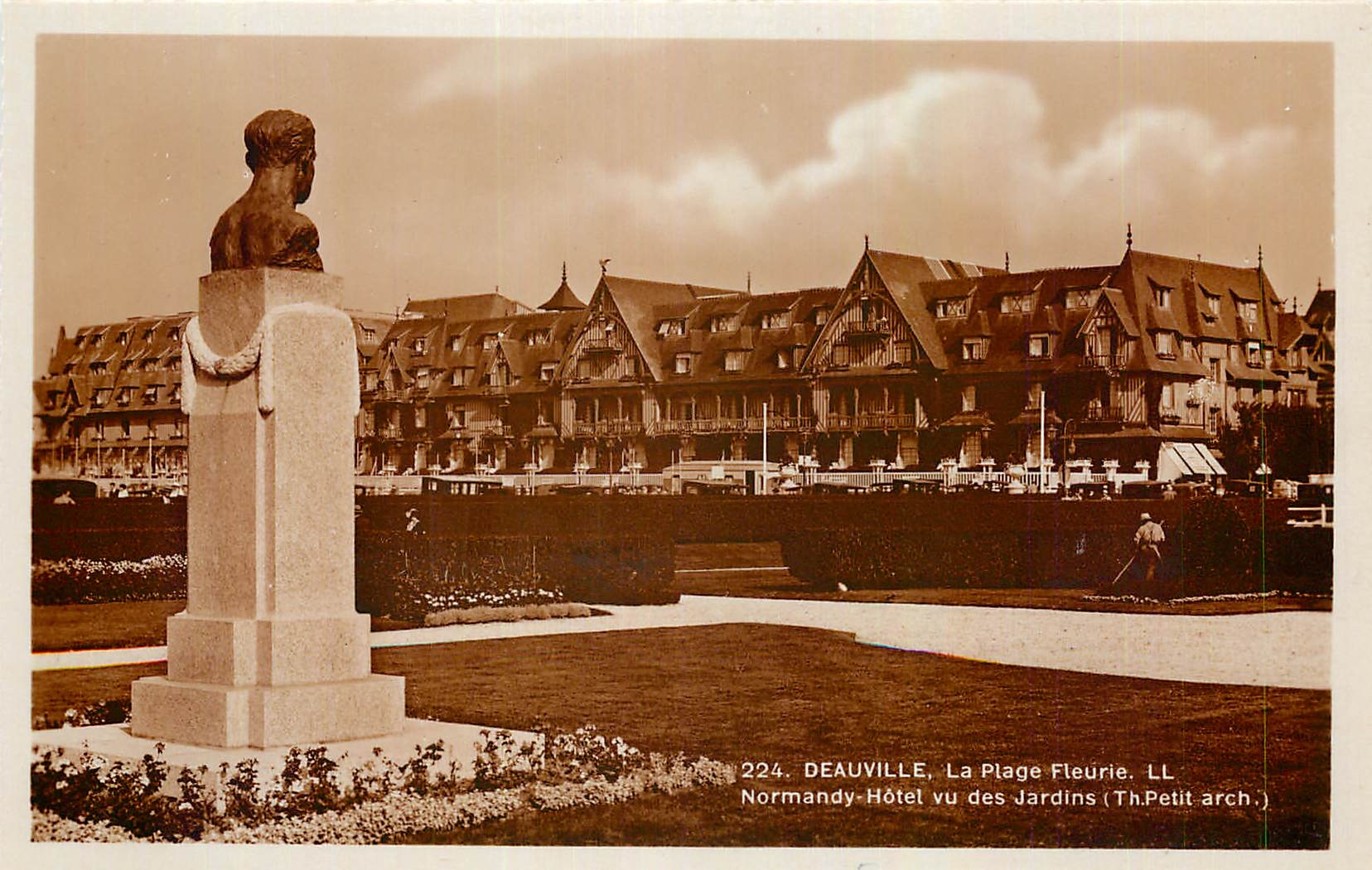 CPA Deauville La Plage Fleurie Normandy Hotel vu des Jardins 