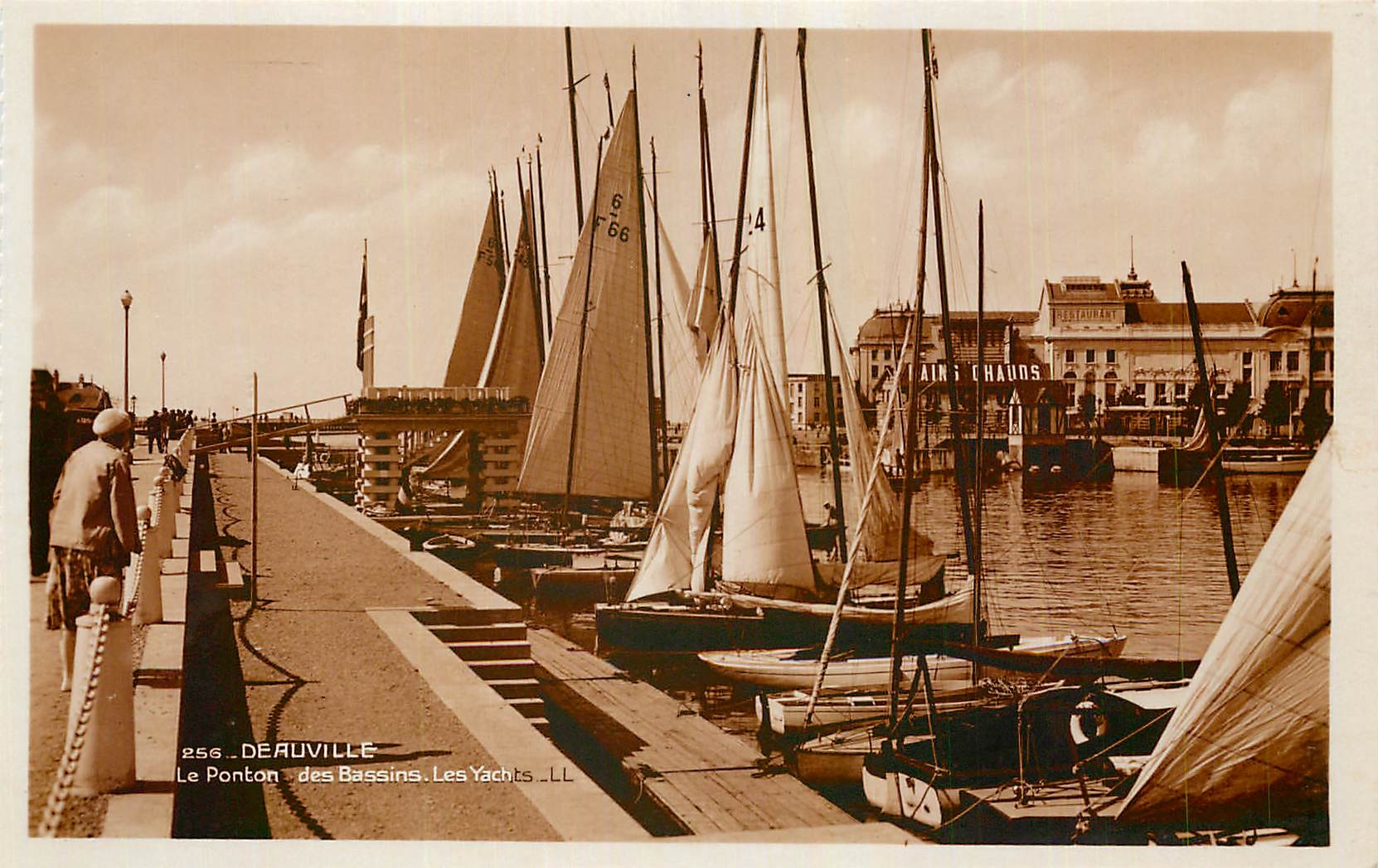 CPA Deauville Le Ponton des Bassins les Yachts Bateaux