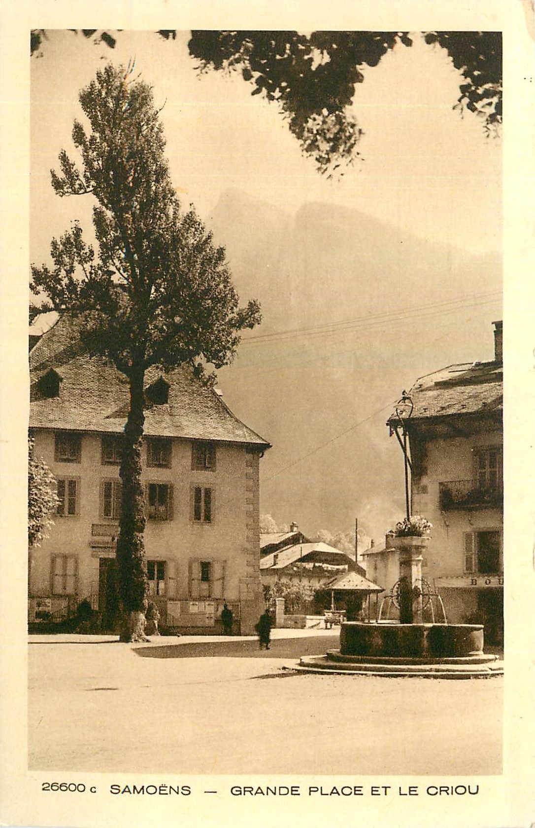 CPA Samoens Grande Place et le Criou 