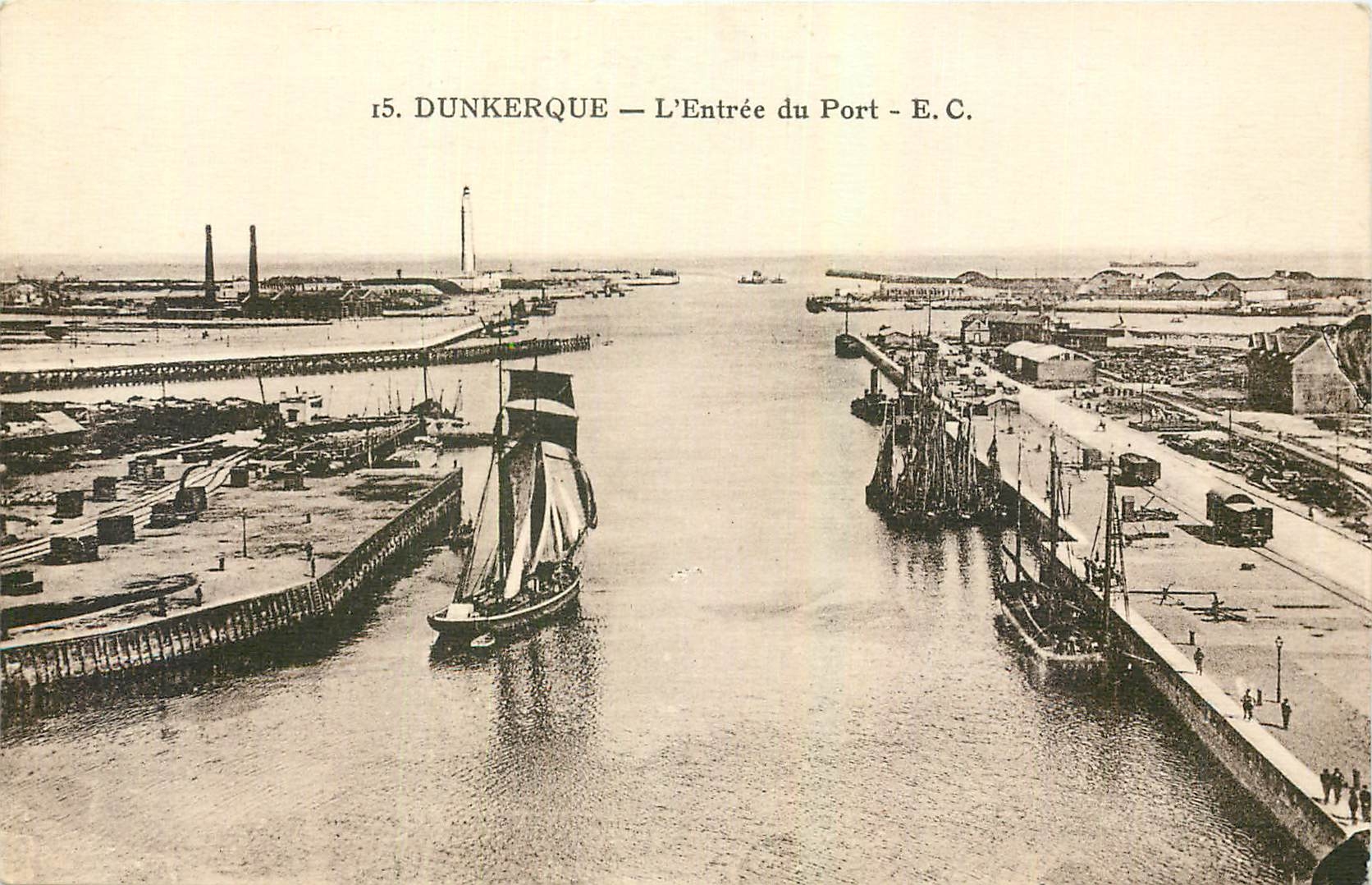 CPA Dunkerque l'Entree du Port Bateaux de peche Phare