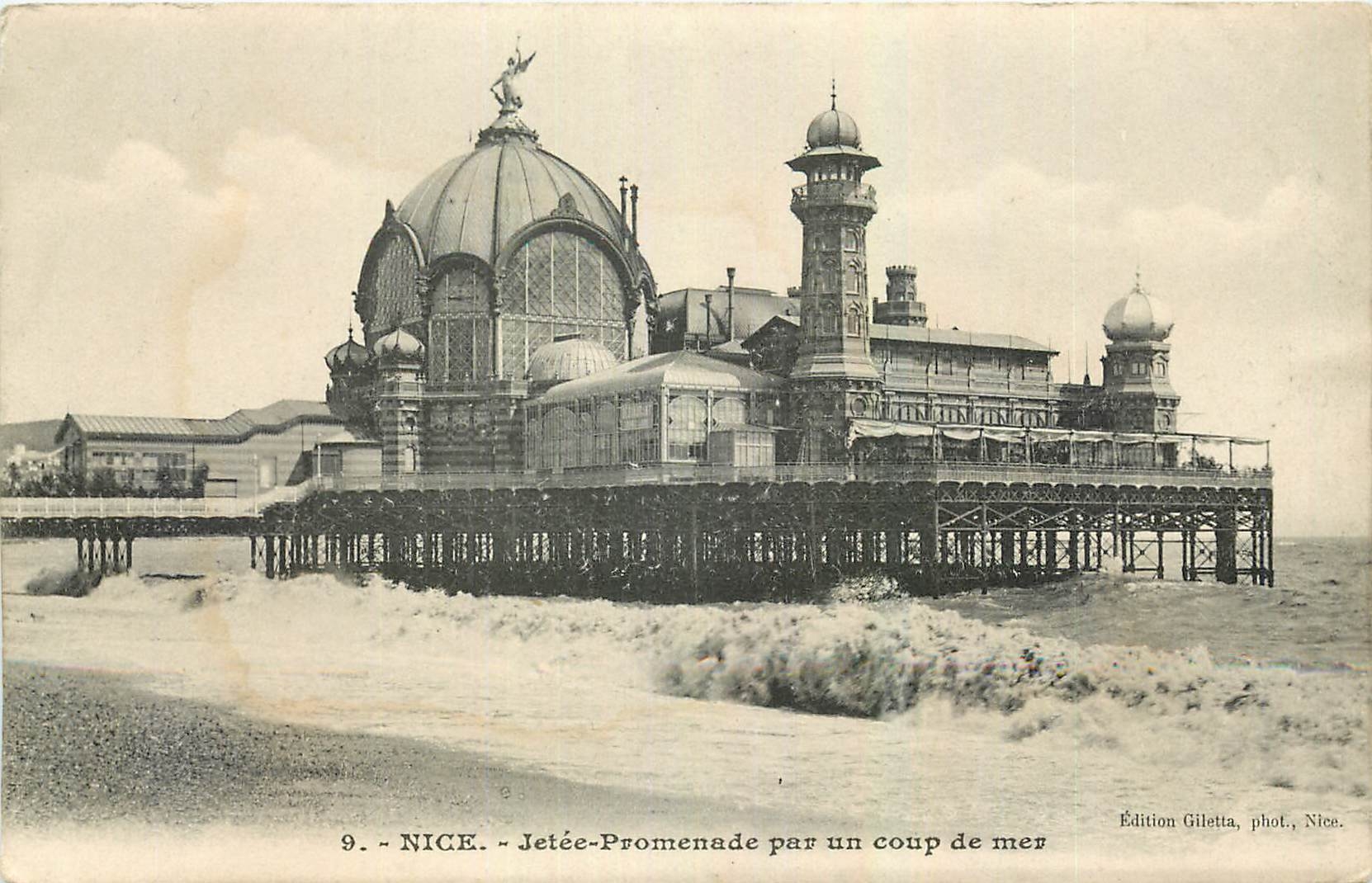 CPA Nice Jetee Promenade par un coup de mer 