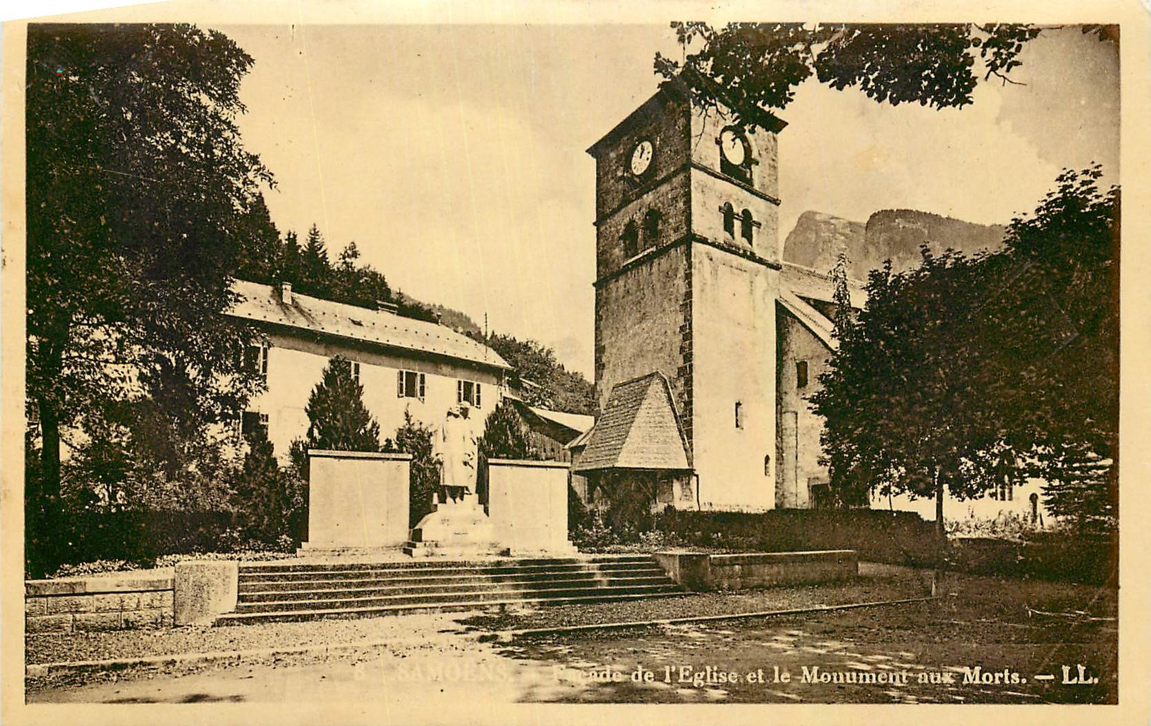 CPA Facade de l'Eglise et le Monument aux Morts