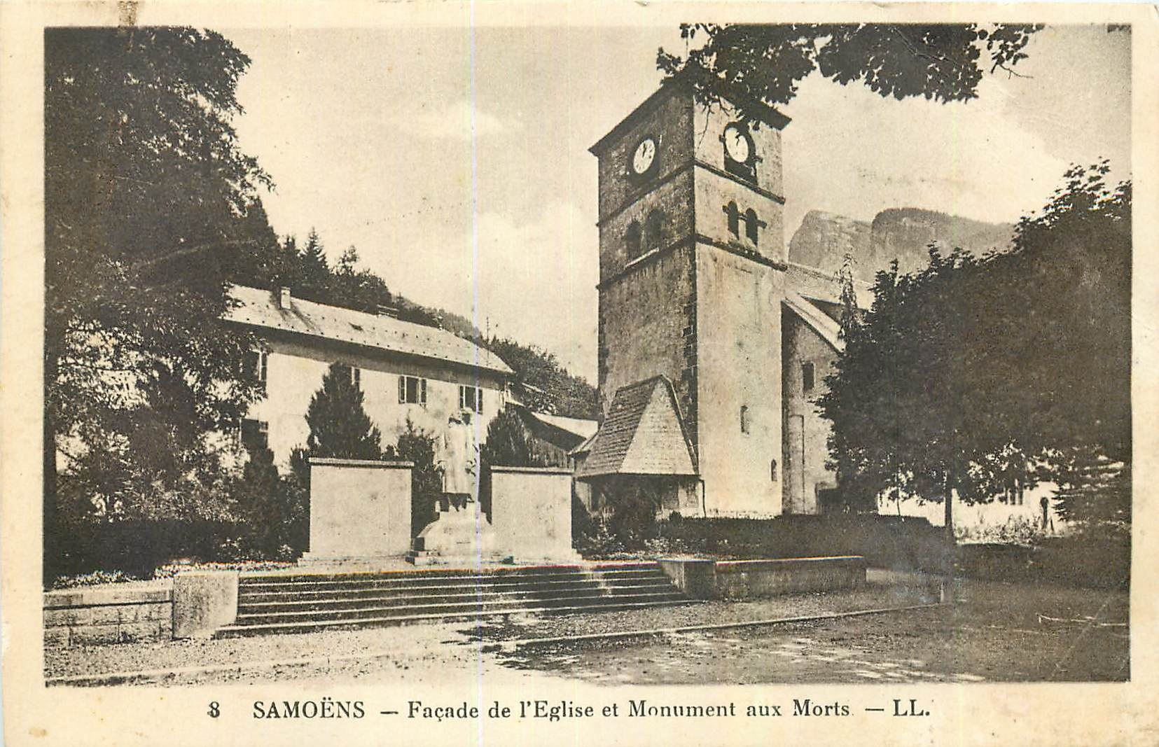CPA Samoens Facade de l'Eglise et Monument aux Morts