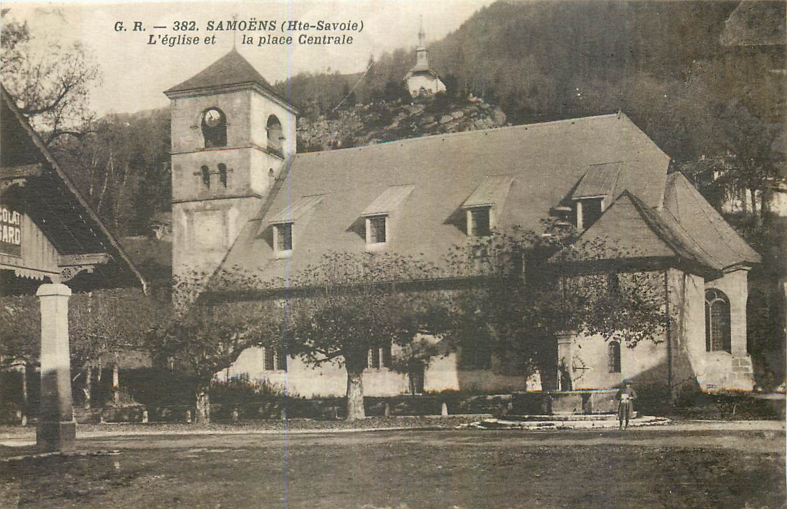 CPA Samoens Hte Savoie l'eglise et la place Centrale