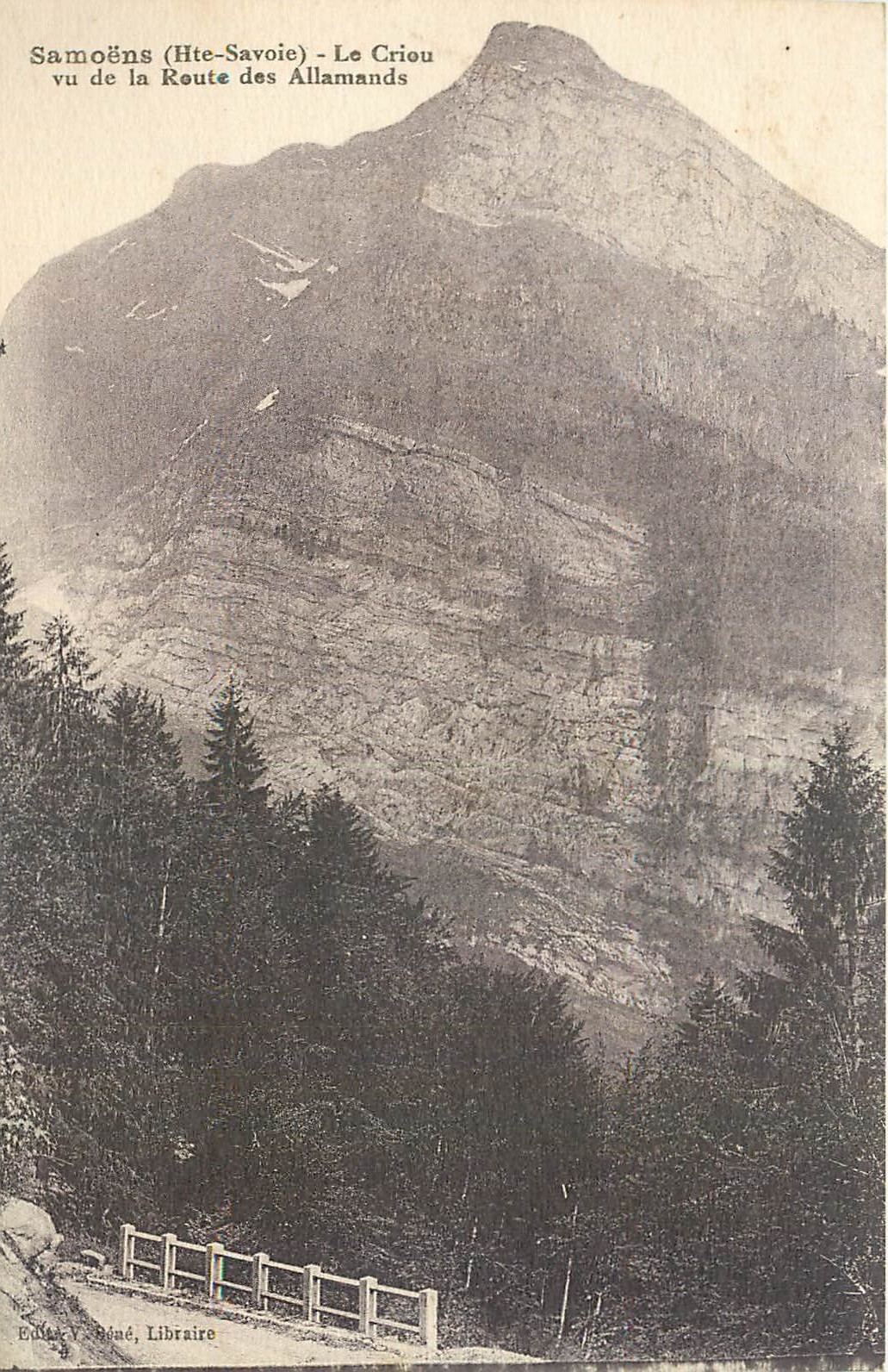 CPA Samoens Hte Savoie Le Criou vu de la Route des Allamands 